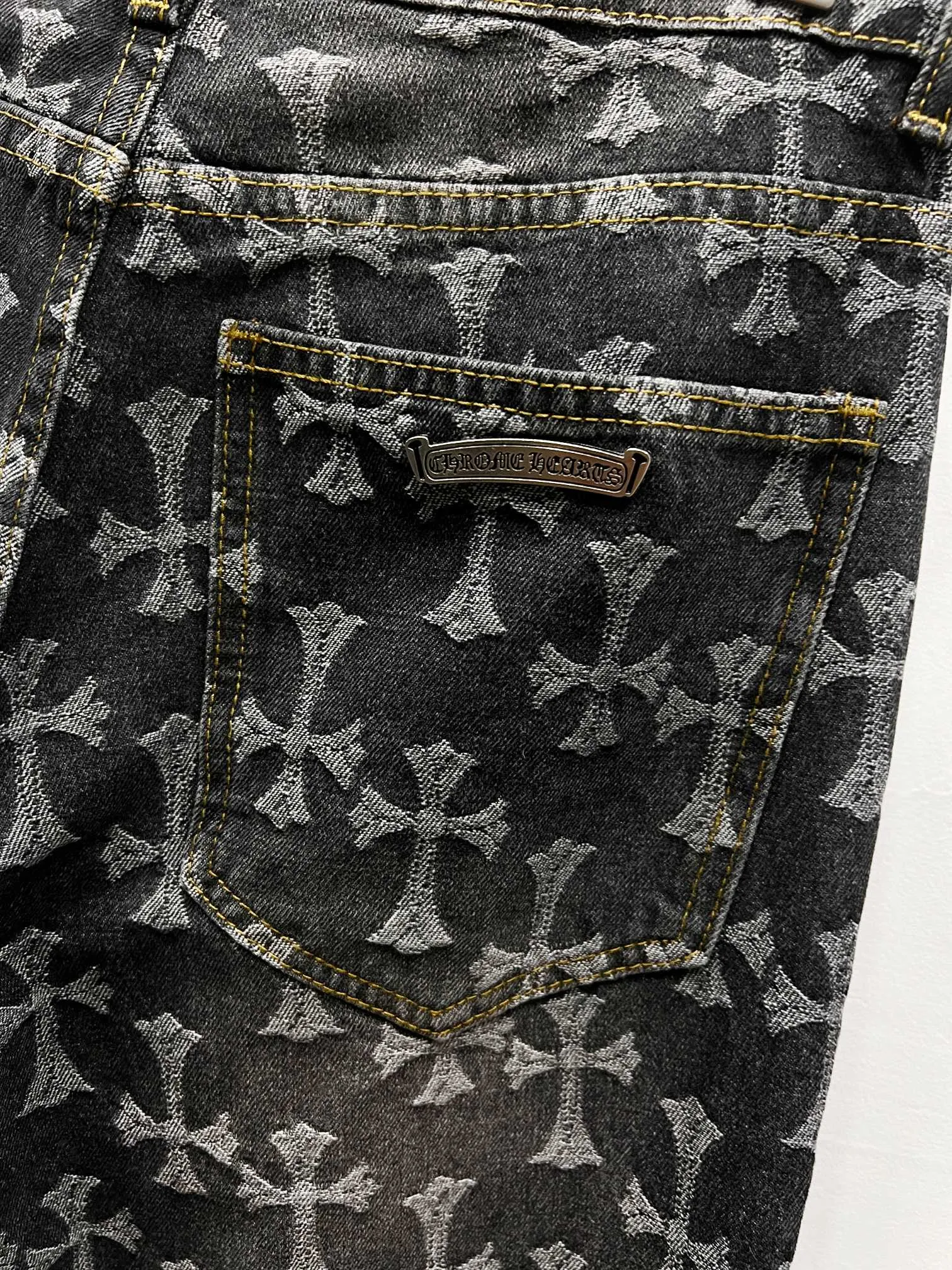 P230 Style No.: (r044) Chrome Hearts double-sided full logo jacquard dark pattern heavy-duty all-over printed cross jeans. The same style as the Internet celebrity star's cross-printed denim jacket. The unique cross design elements and all-over printing are full of design. It is made of 100% denim cotton fabric with heavy coarse yarn count, which ensures a stiff and tough silhouette while being soft, comfortable and breathable. The lapel is designed with silver buttons and is full of texture. The classic white cross logo is all over the dress, making it a perfect versatile style for spring and summer! Customized jacquard fabric, you can wear it in various styles. This gender-neutral shirt is a must-have for nightclubs. It can be worn as a jacket for both men and women. It can be easily worn by both men and women! The original loose version is made of high-quality pure cotton fabrics. The fabric pattern is high-definition and delicate without burrs. It is comfortable and breathable to wear. All the buttons are molded and customized. It is casual and fashionable and can be matched with any bottoms. It can be windproof and sunproof in spring and summer. It can be worn outside in autumn and winter! Easily concave shape makes you look slimmer and taller, perfect for both men and women! Customized main label, accessories, fully washable, whole body wiring, quality control, no heads!  Luxurious dark high street, Hollywood's luxury brand, 22SS's latest couple's leather cross short-sleeved T-shirts, all reflect their own unique style! Made of thick black cotton, goatskin appliqués, hand-sewn custom metal hardware, and silicone varnish printing, multiple materials collide to create a unique texture. It also incorporates ChromeHearts medieval-style Sanskrit fonts and classic horseshoes, creating a unique and charming dark texture under the graceful arcs and all-black shadows, full of artistic sense!